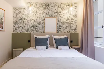 Un ou plusieurs lits dans un hébergement de l'établissement Elegant bright and air-conditioned 2 Bedroom apartment in Bastille