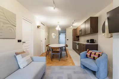 Cuisine ou kitchenette dans l'établissement Elegant bright and air-conditioned 2 Bedroom apartment in Bastille