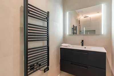 Salle de bains dans l'établissement Elegant bright and air-conditioned 2 Bedroom apartment in Bastille