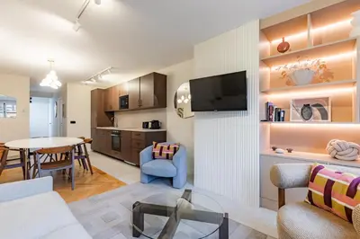 Cuisine ou kitchenette dans l'établissement Elegant bright and air-conditioned 2 Bedroom apartment in Bastille