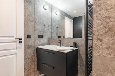 Salle de bains dans l'établissement Elegant bright and air-conditioned 2 Bedroom apartment in Bastille