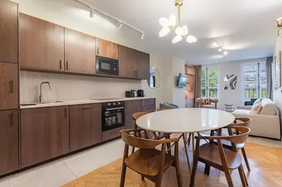 Cuisine ou kitchenette dans l'établissement Elegant bright and air-conditioned 2 Bedroom apartment in Bastille