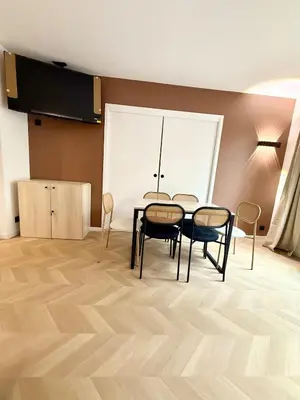 Télévision ou salle de divertissement dans l'établissement la suite parisienne