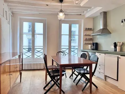 Cuisine ou kitchenette dans l'établissement Sentier