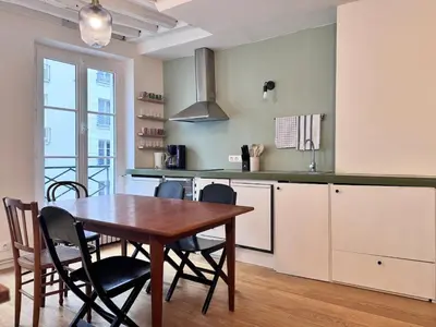 Cuisine ou kitchenette dans l'établissement Sentier