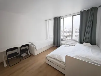Un ou plusieurs lits dans un hébergement de l'établissement Eiffel Tower 10 min Walk Charming Studio by Seine