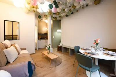 Coin salon dans l'établissement Typical Apartment for 4 People Moulin Rouge
