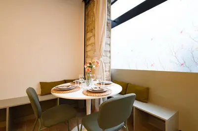 Coin salon dans l'établissement Typical Apartment for 4 People Moulin Rouge