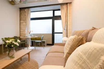 Coin salon dans l'établissement Typical Apartment for 4 People Moulin Rouge
