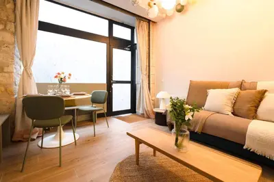 Coin salon dans l'établissement Typical Apartment for 4 People Moulin Rouge