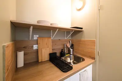 Cuisine ou kitchenette dans l'établissement Typical Apartment for 4 People Moulin Rouge