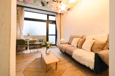 Coin salon dans l'établissement Typical Apartment for 4 People Moulin Rouge