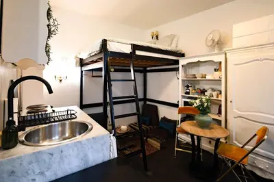 Cuisine ou kitchenette dans l'établissement Studio design Pigalle Montmartre