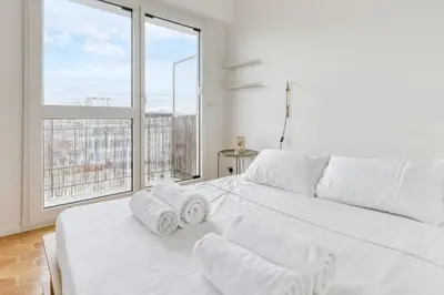 Un ou plusieurs lits dans un hébergement de l'établissement Le Dormoy - Balcon et vue panoramique sur les toits de Paris