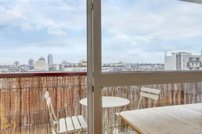 Balcon ou terrasse dans l'établissement Le Dormoy - Balcon et vue panoramique sur les toits de Paris