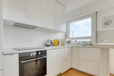 Cuisine ou kitchenette dans l'établissement Le Dormoy - Balcon et vue panoramique sur les toits de Paris