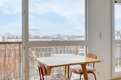 Balcon ou terrasse dans l'établissement Le Dormoy - Balcon et vue panoramique sur les toits de Paris