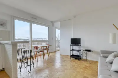 Télévision ou salle de divertissement dans l'établissement Le Dormoy - Balcon et vue panoramique sur les toits de Paris