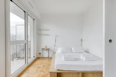 Un ou plusieurs lits dans un hébergement de l'établissement Le Dormoy - Balcon et vue panoramique sur les toits de Paris