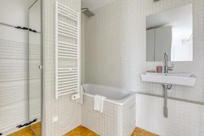 Salle de bains dans l'établissement Le Dormoy - Balcon et vue panoramique sur les toits de Paris
