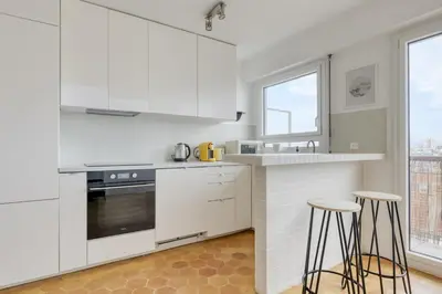 Cuisine ou kitchenette dans l'établissement Le Dormoy - Balcon et vue panoramique sur les toits de Paris