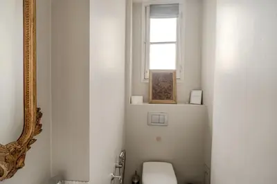 Salle de bains dans l'établissement AC 3bds Apt with arc de triomphe view & terrace