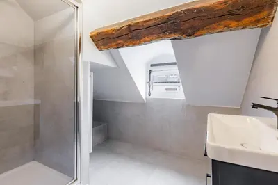 Salle de bains dans l'établissement Bright AC Room Apartment in Marais Bastille