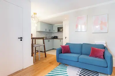 Cuisine ou kitchenette dans l'établissement Bright AC Room Apartment in Marais Bastille