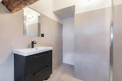 Salle de bains dans l'établissement Bright AC Room Apartment in Marais Bastille