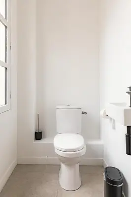 Salle de bains dans l'établissement Bright AC Room Apartment in Marais Bastille