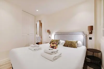 Un ou plusieurs lits dans un hébergement de l'établissement Modern apartment - 2BR 6P - Enfants-Rouges