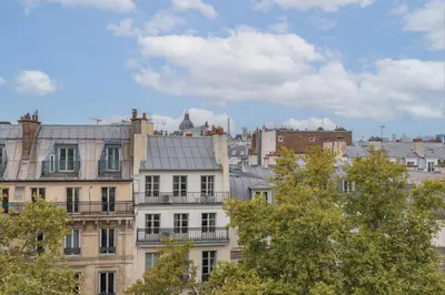 Vue générale sur Paris ou vue de la ville depuis l'appartement
