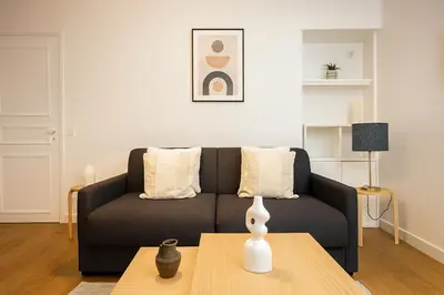 Coin salon dans l'établissement Joli 2 pièces au 15eme