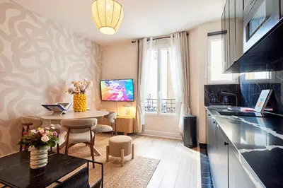 Cuisine ou kitchenette dans l'établissement Modern flat in Levallois