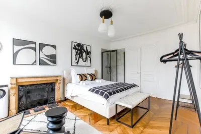 Un ou plusieurs lits dans un hébergement de l'établissement Elegant 3 bedrooms in the heart of Paris Bastille
