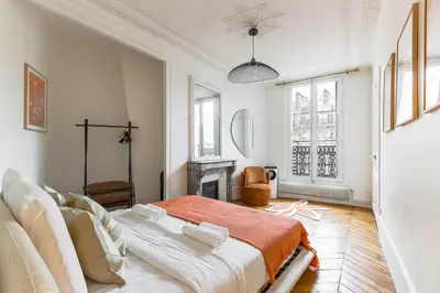 Un ou plusieurs lits dans un hébergement de l'établissement Elegant 3 bedrooms in the heart of Paris Bastille