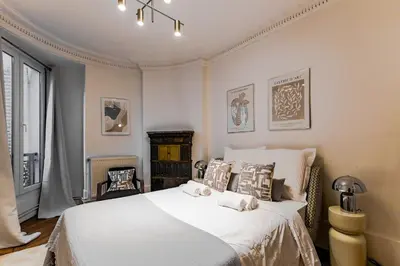 Un ou plusieurs lits dans un hébergement de l'établissement Elegant 3 bedrooms in the heart of Paris Bastille