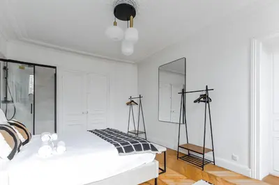 Un ou plusieurs lits dans un hébergement de l'établissement Elegant 3 bedrooms in the heart of Paris Bastille
