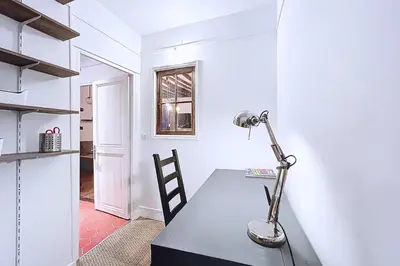 Cuisine ou kitchenette dans l'établissement Charmant 2 pièces proches Buttes-Chaumont