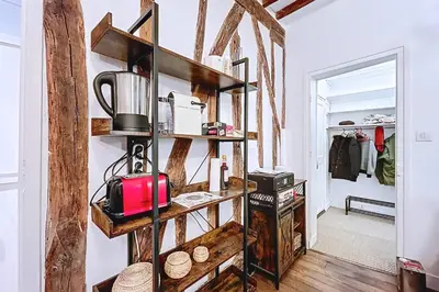 Cuisine ou kitchenette dans l'établissement Charmant 2 pièces proches Buttes-Chaumont