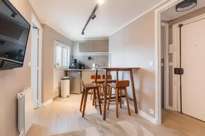 Cuisine ou kitchenette dans l'établissement Charming bright T2 in Le Marais & Bastille on foot