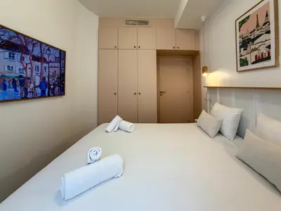Un ou plusieurs lits dans un hébergement de l'établissement Montmartre Chic Luxury 3BR 8Pax Clim