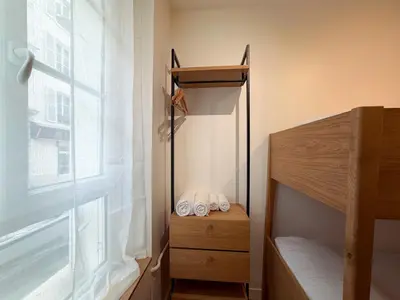 Un ou plusieurs lits dans un hébergement de l'établissement Montmartre Chic Luxury 3BR 8Pax Clim