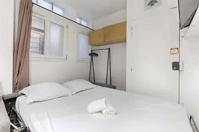 Un ou plusieurs lits dans un hébergement de l'établissement Studio au coeur du Marais