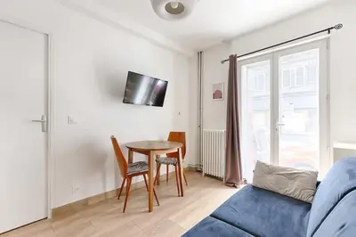 Télévision ou salle de divertissement dans l'établissement Appartement Cosy au coeur du Marais