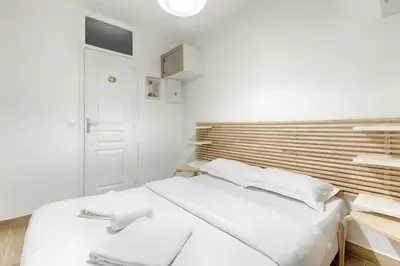 Un ou plusieurs lits dans un hébergement de l'établissement Appartement Cosy au coeur du Marais