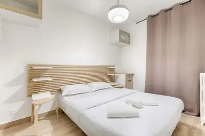 Un ou plusieurs lits dans un hébergement de l'établissement Appartement Cosy au coeur du Marais