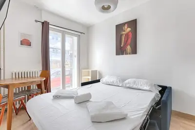 Un ou plusieurs lits dans un hébergement de l'établissement Appartement Cosy au coeur du Marais