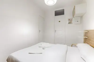 Un ou plusieurs lits dans un hébergement de l'établissement Appartement Cosy au coeur du Marais