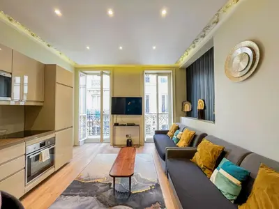 Télévision ou salle de divertissement dans l'établissement UrbanFlat 61 - 3 Bedrooms Apartment Center of Paris